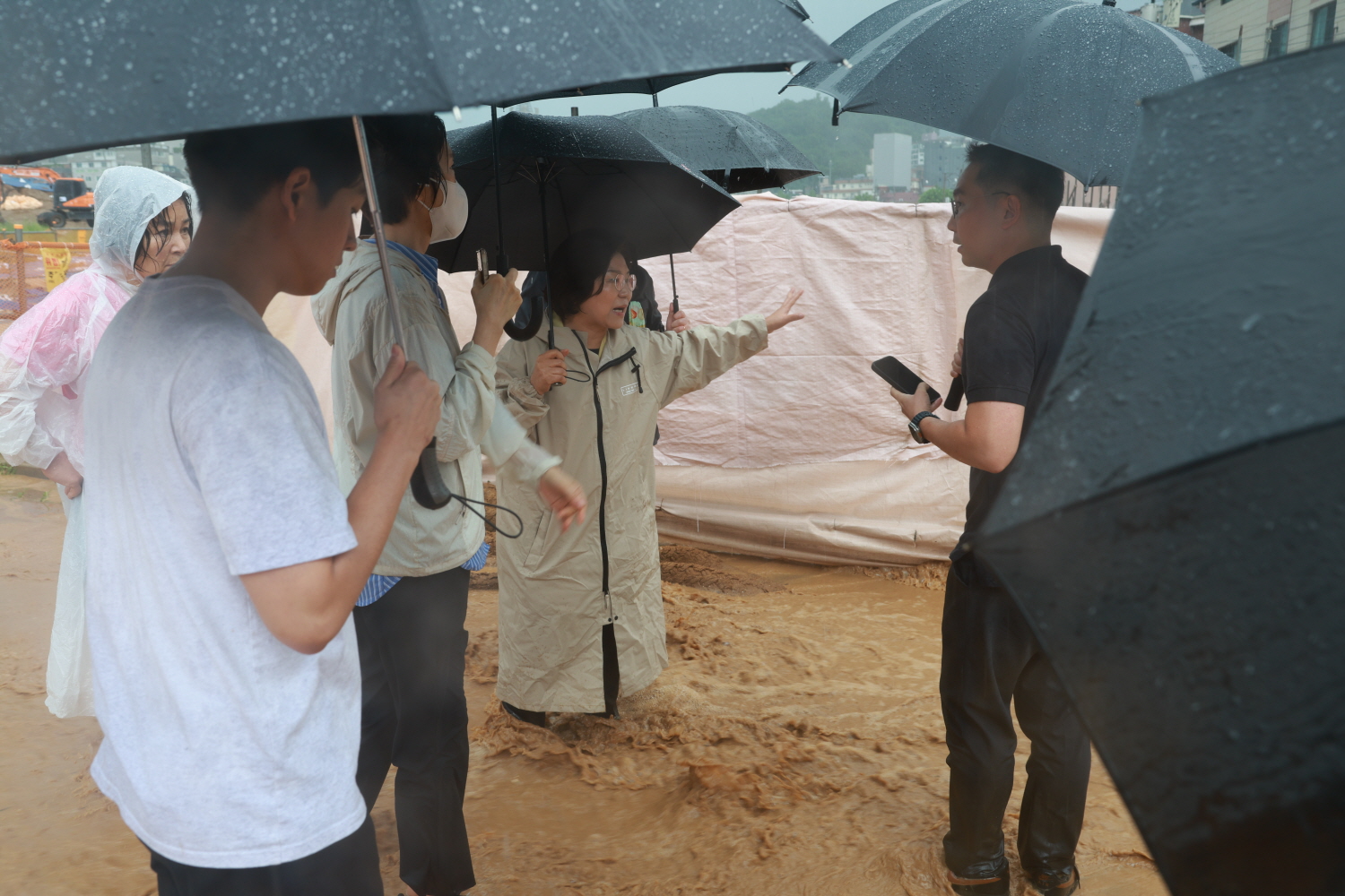 813 집중호우 은평구 피해지역 현장 확인 및 복구지원 이미지